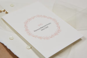 zaproszenia slubne papierowagruszka warszawa anna maria roz 1 300x200 - AJ1A5105 -